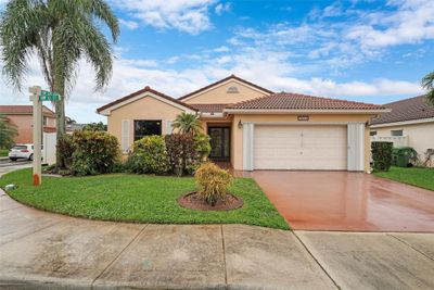 16514 Nw 10th St, House other with 3 bedrooms, 2 bathrooms and null parking in Pembroke Pines FL | Image 2