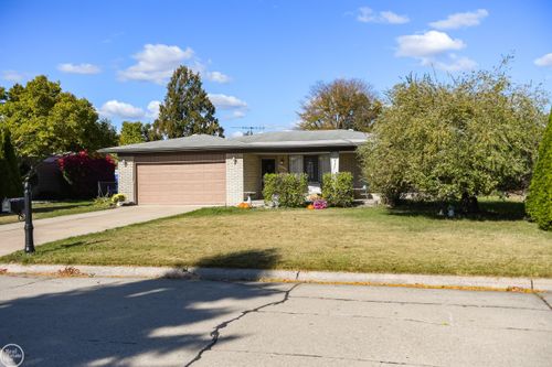 11115 Canterbury Dr, Sterling Heights, MI, 48312-2803 | Card Image