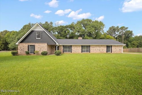 211 Western Hills Dr, Jackson, MS, 39212-3216 | Card Image