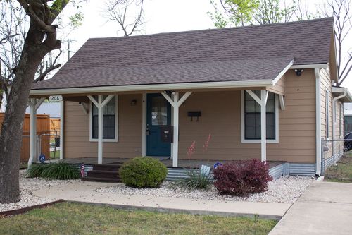 208 Shaw St, Taylor, TX, 76574-2860 | Card Image