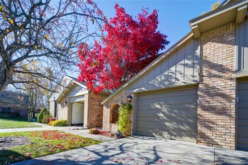 1946 White Birch Ct, Rochester Hills, MI, 48309-3305 | Card Image