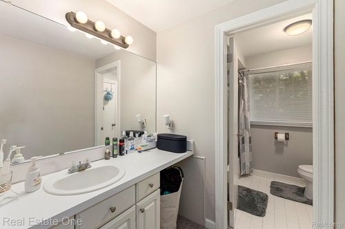 6351 Cherry Tree Ct, Rochester Hills, MI, 48306-3343 | Card Image