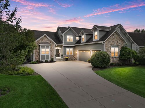 W243N2710 Creekside Ct, Pewaukee, WI, 53072-5883 | Card Image