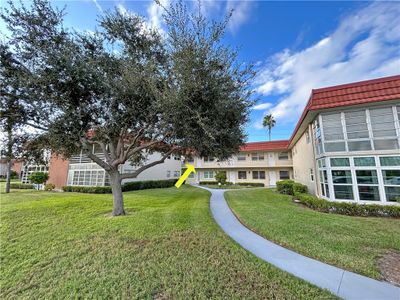 203 - 102 Royal Oak Drive, Home with 1 bedrooms, 1 bathrooms and null parking in Vero Beach FL | Image 2