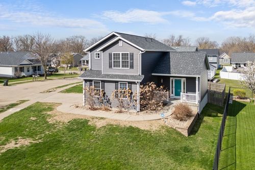 5 W Village Cir, Davenport, IA, 52806-4857 | Card Image