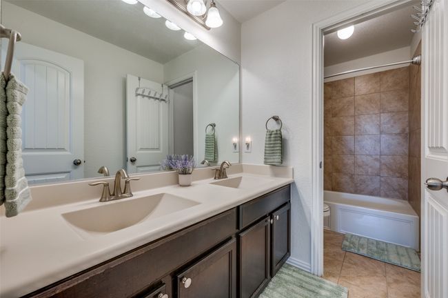 Upstairs full bath | Image 29