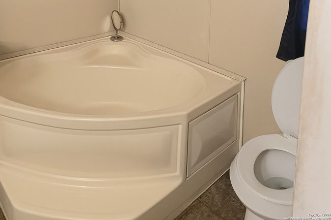 2426 N Battlebell Rd, House other with 3 bedrooms, 2 bathrooms and null parking in Highlands TX | Image 15