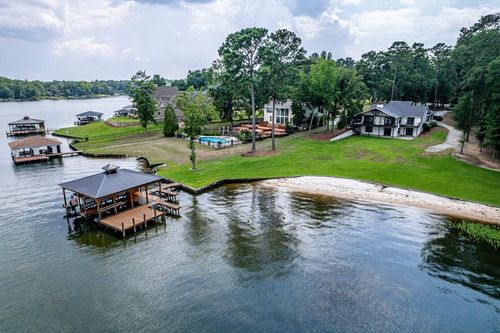 211 Lakecrest Dr Ne, Milledgeville, GA, 31061-8244 | Card Image