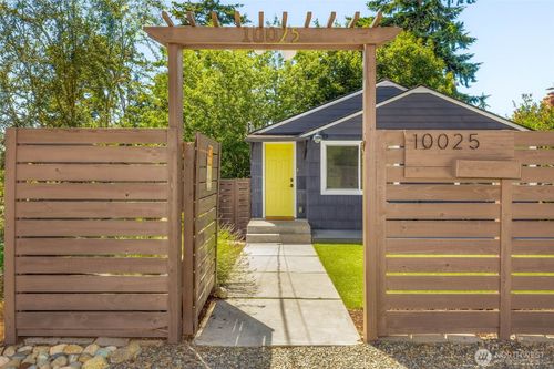 10025 Ashworth Avenue N, Seattle, WA, 98133 | Card Image