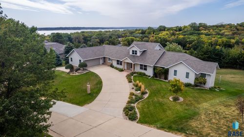 300 Calumet Cir, Yankton, SD, 57078-6749 | Card Image