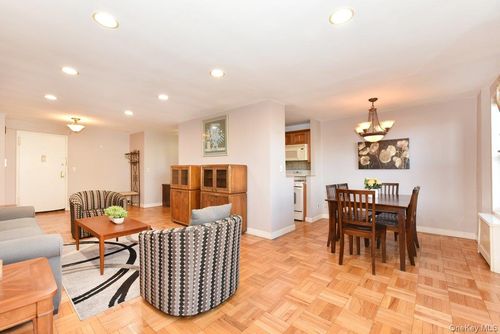 1n-4 Birchwood Ct, Mineola, NY, 11501-4512 | Card Image
