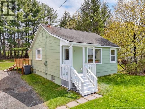 733 Maclaren Ave, Fredericton, NB, E3A3L4 | Card Image