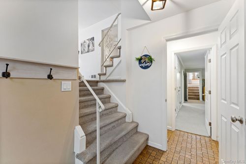 219 Old Mamaroneck Rd, White Plains, NY, 10605-3227 | Card Image