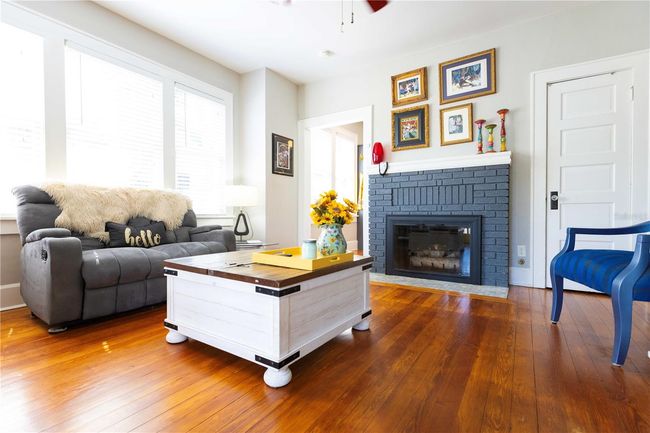 Living Room/Gas Fireplace | Image 10
