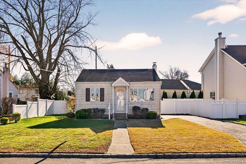 6 Glenda Dr, West Babylon, NY, 11704-6515 | Card Image