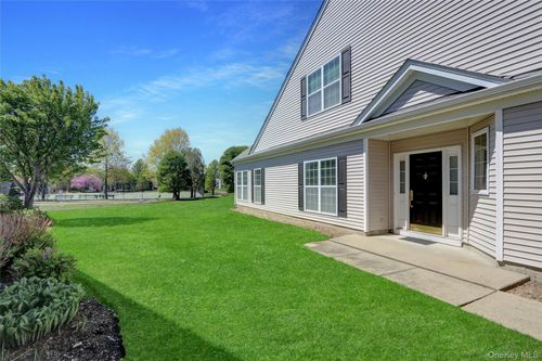 4 Oakhurst Ct, Mount Sinai, NY, 11766-3422 | Card Image