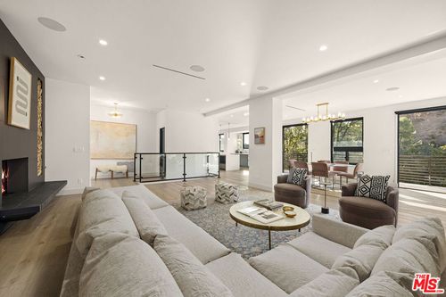 3147 Hollyridge Dr, LOS ANGELES, CA, 90068-3514 | Card Image