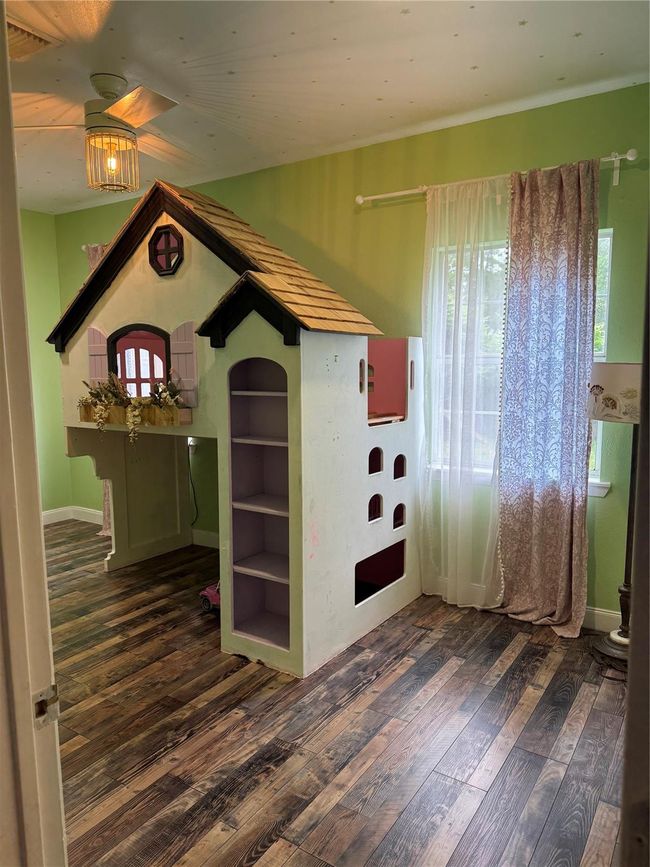 Extra large guest room room with lots of windows | Image 18