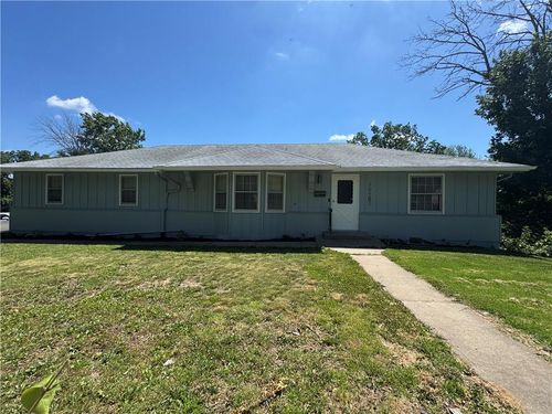 10501 Oakland Ave, Kansas City, MO, 64134-1945 | Card Image