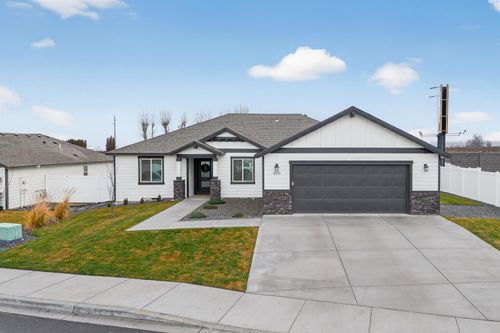 800 Vineyard St, Grandview, WA, 98930-4501 | Card Image