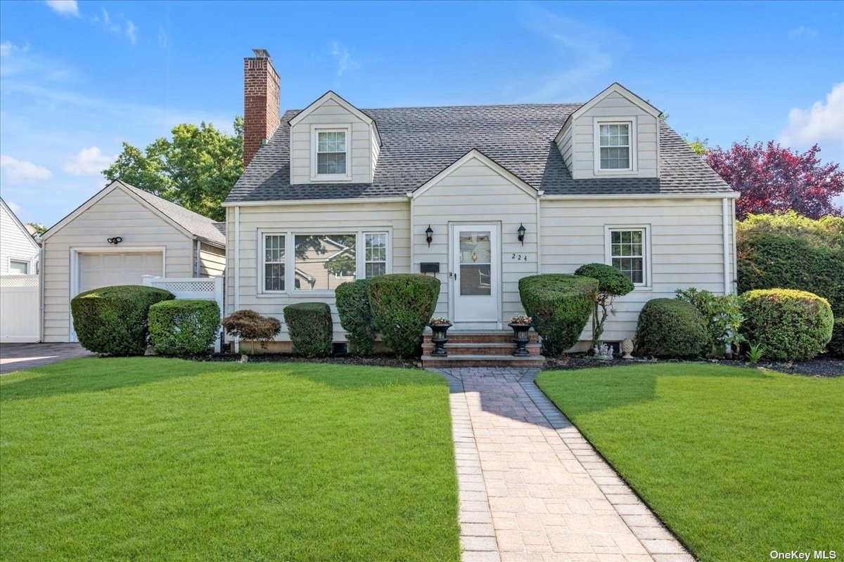 Linden Ave, Westbury, NY 11590