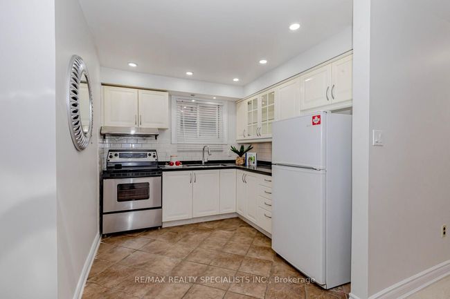 39 Seaborn Rd, House attached with 5 bedrooms, 2 bathrooms and 4 parking in Brampton ON | Image 8