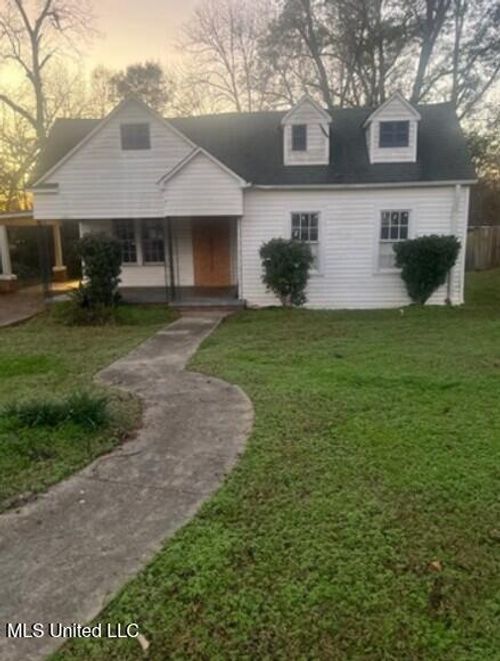 305 N Pearl St, Carthage, MS, 39051-3733 | Card Image