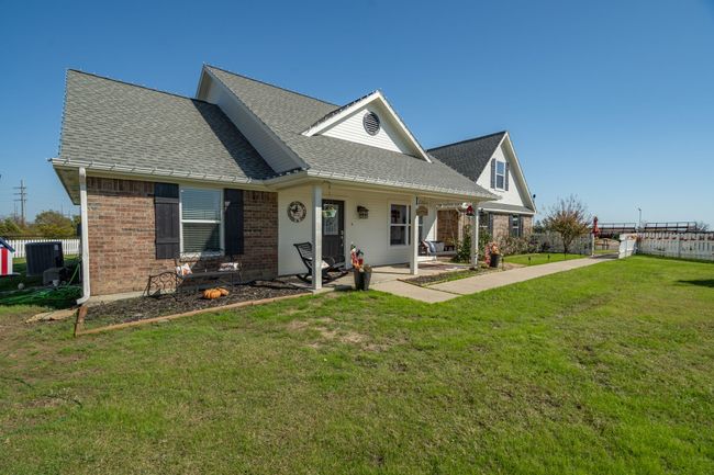 4574 Masch Branch Rd, Home with 3 bedrooms, 3 bathrooms and null parking in Krum TX | Image 6
