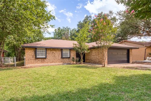 813 Green Pastures Dr, Cedar Hill, TX, 75104-2123 | Card Image