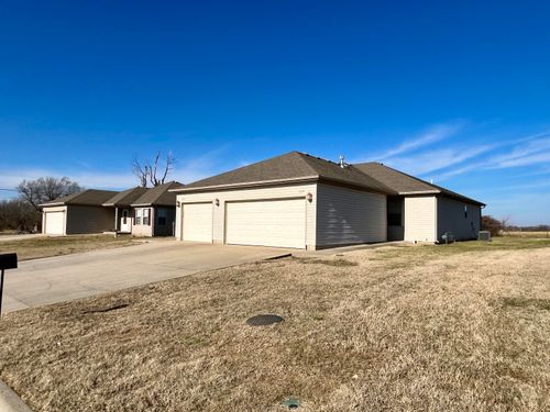 a-and-b-407 W Summit St, Aurora, MO, 65605-1027 | Card Image