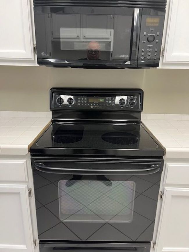 GE MICROWAVE & GE SELF CLEANING ELECTRICAL OVEN | Image 18