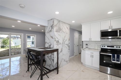 17 Windmill Ln, Levittown, NY, 11756-4128 | Card Image