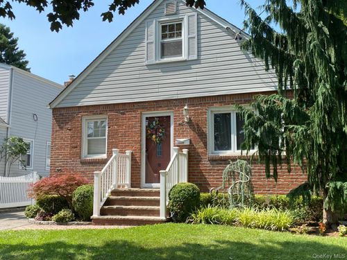 98 Albertson Pl, Mineola, NY, 11501-4601 | Card Image
