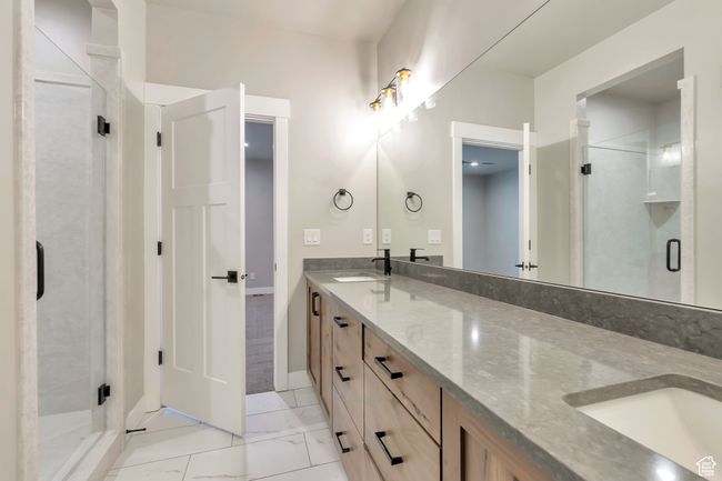 Primary Bathroom | Image 13