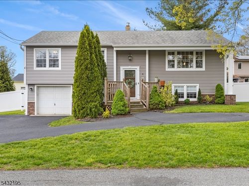 8 Madoc Trl, Oak Ridge, NJ, 07438-9313 | Card Image
