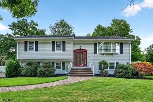 105 Victoria Dr, Clark, NJ, 07066-2035 | Card Image