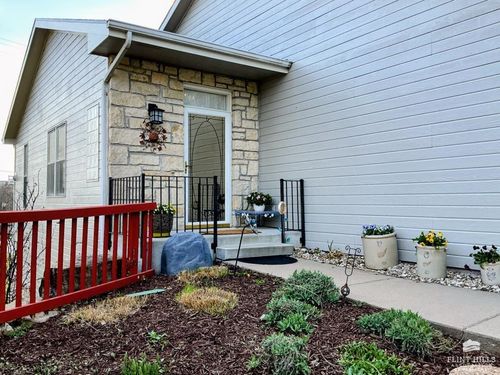 2047 Stephen Ct, Manhattan, KS, 66503-7590 | Card Image