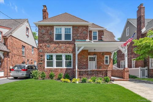 15 Hampton Rd, Lynbrook, NY, 11563-3804 | Card Image