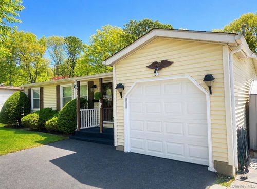 19 Village Cir S, Manorville, NY, 11949-9649 | Card Image