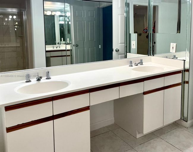 APT-1711 - 3530 Mystic Pointe Dr, Condo with 2 bedrooms, 2 bathrooms and null parking in Aventura FL | Image 12