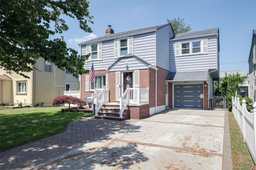112 Nassau St, Elmont, NY, 11003-4335 | Card Image