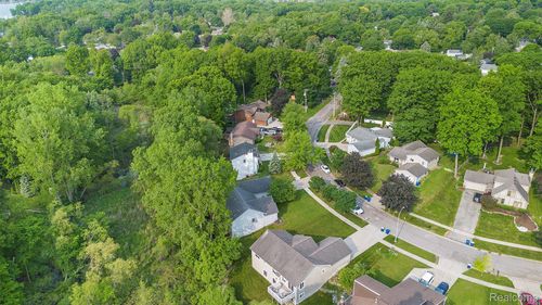 2358 Highfield Rd, Waterford, MI, 48329-3913 | Card Image
