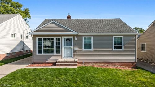 18313 Hazelwood Ave, Maple Heights, OH, 44137-3532 | Card Image