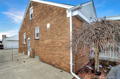 12883 Callender St, Southgate, MI, 48195-1040 | Card Image