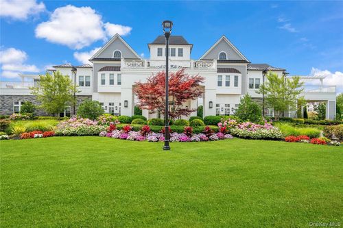 55201 Spruce Pond Cir, Plainview, NY, 11803-2297 | Card Image