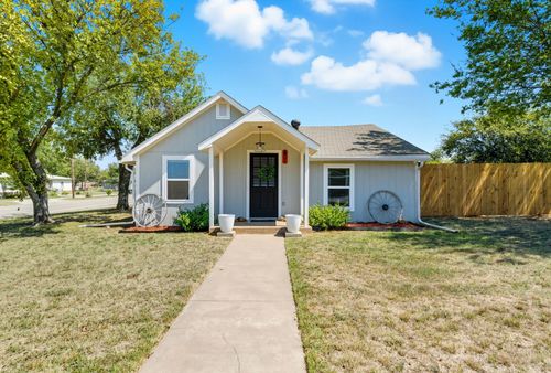 801 Carolina St, Graham, TX, 76450-3626 | Card Image