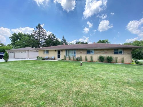 5500 S Saint Marys Dr, New Berlin, WI, 53151-8268 | Card Image