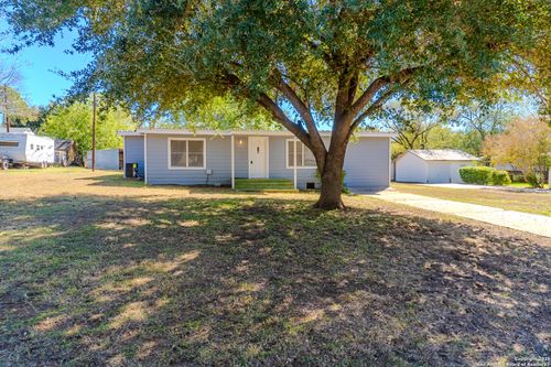 1010 F St, Floresville, TX, 78114-2604 | Card Image