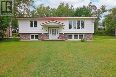 12 Hillsleigh Crt, House other with 4 bedrooms, 2 bathrooms and null parking in Douglas NB | Image 1