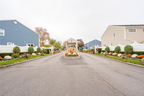 unit-15-100 Baker Ct, Island Park, NY, 11558-2261 | Card Image